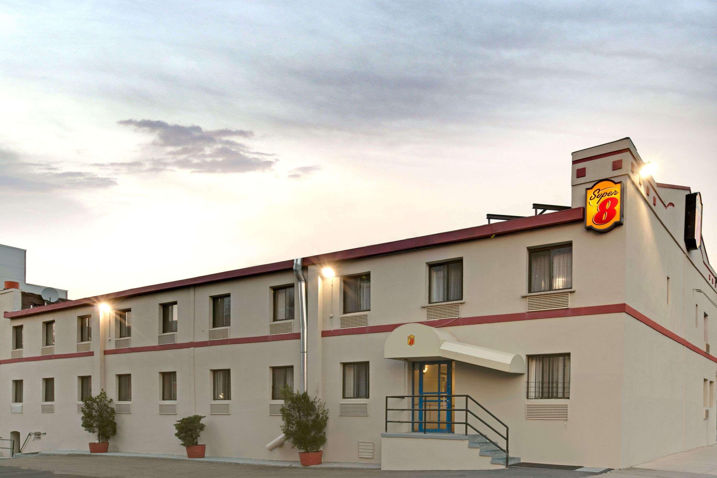 Super 8 By Wyndham Long Island City Lga Hotel New York Exteriör bild
